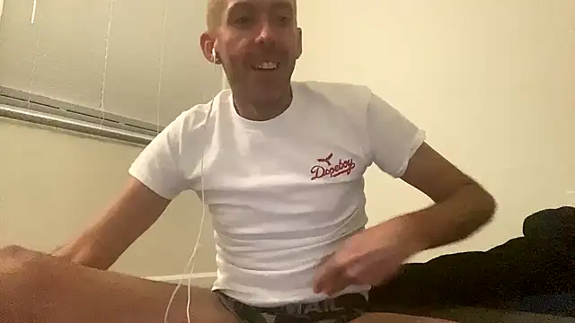 Snapshot of smokenstrokex chatting on March 2025 08:20:02 AM smokenstrokex online show from March 2025 08:20:02 AM