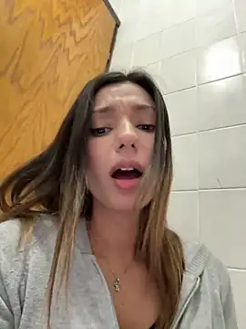 Snapshot of _MiaQueen_ chatting on December 2024 09:19:02 PM MiaQueen online show from December 2024 09:19:02 PM