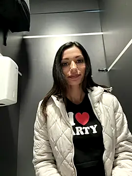 Snapshot of _MiaQueen_ chatting on October 2025 09:45:01 PM MiaQueen online show from October 2025 09:45:01 PM