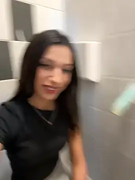 Snapshot of _MiaQueen_ chatting on November 2025 10:45:02 PM MiaQueen online show from November 2025 10:45:02 PM