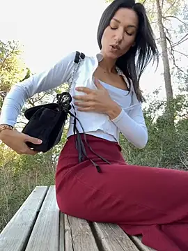 Snapshot of _MiaQueen_ chatting on November 2025 02:05:02 PM MiaQueen online show from November 2025 02:05:02 PM