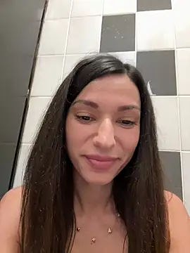 Snapshot of _MiaQueen_ chatting on May 2026 10:06:02 PM MiaQueen online show from May 2026 10:06:02 PM