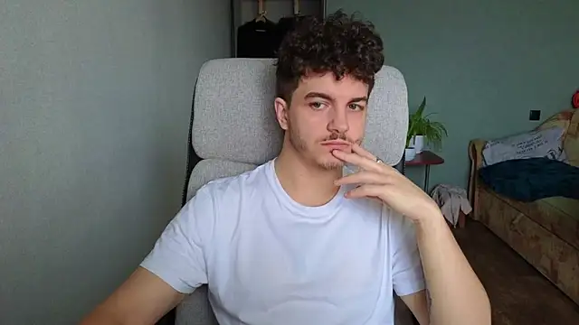 Snapshot of Remy_Miles chatting on December 2025 07:57:02 AM Remy Miles online show from December 2025 07:57:02 AM