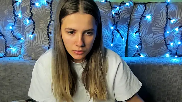 MaggieCake online show from November 2025 04:00:01 AM