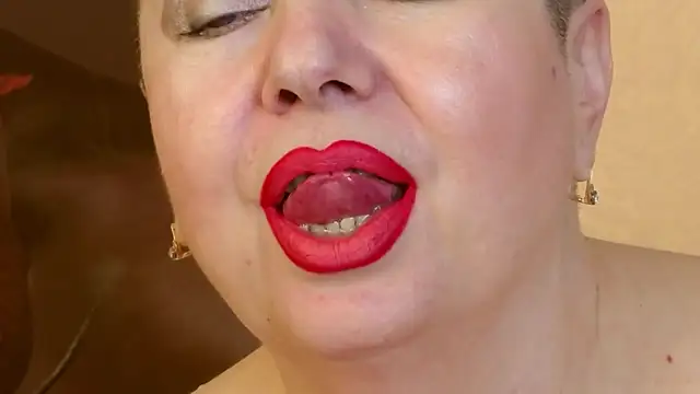 Snapshot of LadyPosh chatting on December 2024 01:14:01 AM LadyPosh online show from December 2024 01:14:01 AM