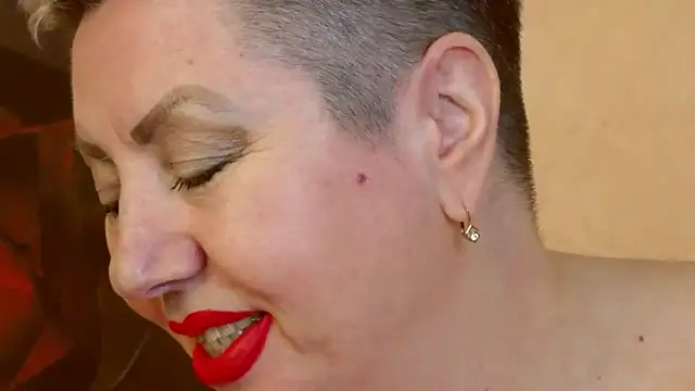 Snapshot of LadyPosh chatting on December 2024 01:26:01 AM LadyPosh online show from December 2024 01:26:01 AM