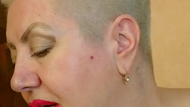 Snapshot of LadyPosh chatting on December 2024 05:52:02 AM LadyPosh online show from December 2024 05:52:02 AM