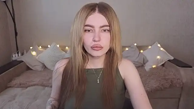 Snapshot of ViolettaLopez chatting on May 2026 12:53:02 PM ViolettaLopez online show from May 2026 12:53:02 PM