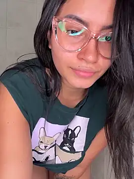 Snapshot of PaulinaBelushi chatting on December 2024 11:43:02 PM PaulinaBelushi online show from December 2024 11:43:02 PM