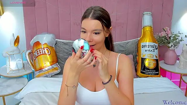 Snapshot of MiaMuse chatting on September 2025 12:19:01 PM MiaMuse online show from September 2025 12:19:01 PM