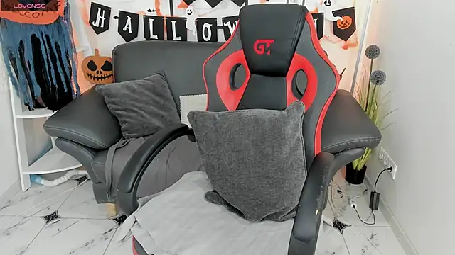 Snapshot of CharmedDoll chatting on October 2025 06:27:02 AM CharmedDoll online show from October 2025 06:27:02 AM