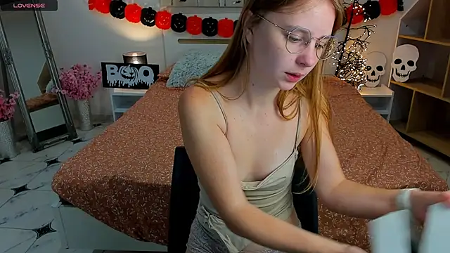 Snapshot of CharmedDoll chatting on October 2025 12:28:02 PM CharmedDoll online show from October 2025 12:28:02 PM