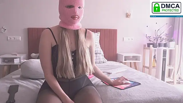 Snapshot of FluffyHat chatting on March 2025 09:00:01 AM FluffyHat online show from March 2025 09:00:01 AM