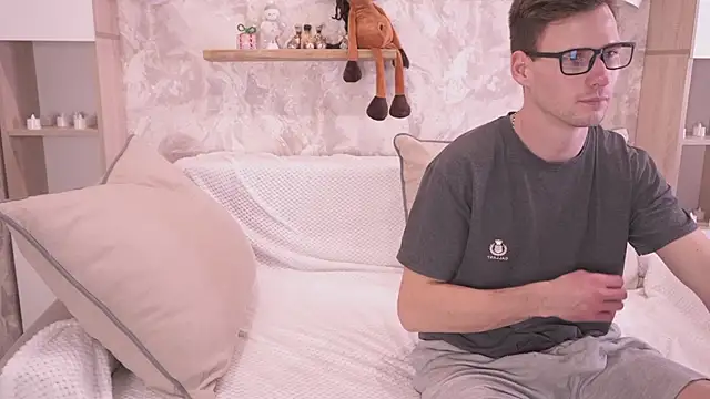 Snapshot of FluffyHat chatting on December 2025 08:24:02 PM FluffyHat online show from December 2025 08:24:02 PM