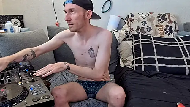 Snapshot of pyrowuff chatting on March 2026 05:17:01 PM pyrowuff online show from March 2026 05:17:01 PM