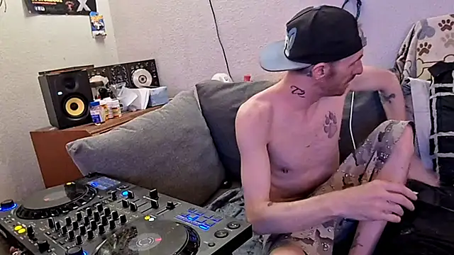 Snapshot of pyrowuff chatting on March 2026 02:28:01 AM pyrowuff online show from March 2026 02:28:01 AM