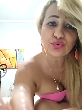 Snapshot of vivifernades chatting on December 2024 04:37:01 PM vivifernades online show from December 2024 04:37:01 PM