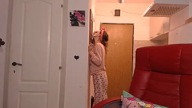 Snapshot of simyhvn chatting on April 2026 04:10:02 AM simyhvn online show from April 2026 04:10:02 AM