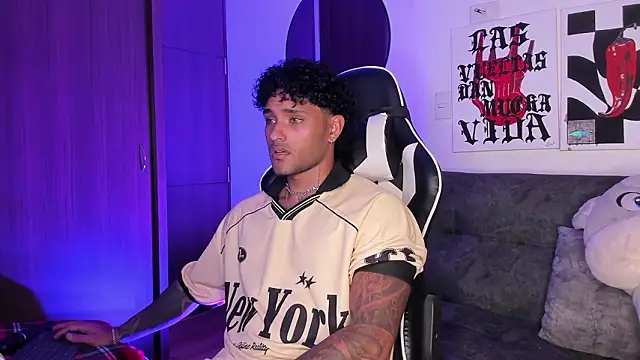 Snapshot of Alessandro_Vanni chatting on March 2026 03:12:02 AM Alessandro Vanni online show from March 2026 03:12:02 AM