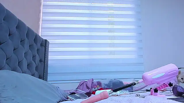 Snapshot of Imannejulienne chatting on March 2026 10:28:01 PM Imannejulienne online show from March 2026 10:28:01 PM