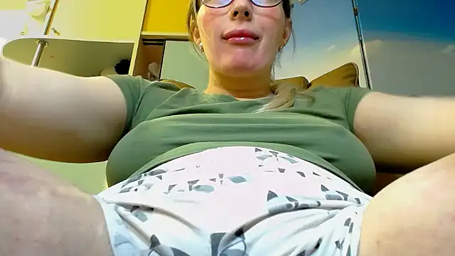 Snapshot of miaa_sunn chatting on December 2025 12:47:01 PM miaa sunn online show from December 2025 12:47:01 PM