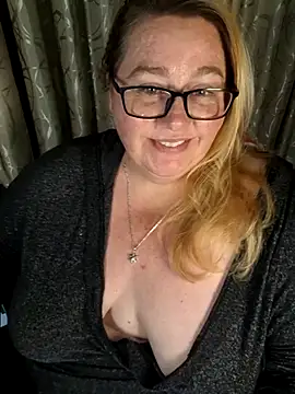 Snapshot of Iceprincess2bad4u chatting on April 2026 06:22:01 PM Iceprincess2bad4u online show from April 2026 06:22:01 PM