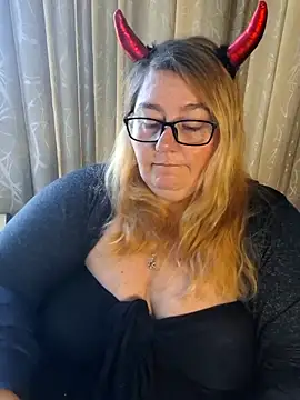 Snapshot of Iceprincess2bad4u chatting on May 2026 06:19:01 AM Iceprincess2bad4u online show from May 2026 06:19:01 AM