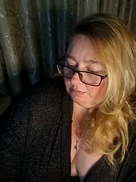 Snapshot of Iceprincess2bad4u chatting on May 2026 06:16:02 PM Iceprincess2bad4u online show from May 2026 06:16:02 PM