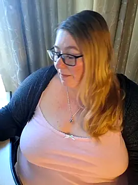 Snapshot of Iceprincess2bad4u chatting on May 2026 05:37:02 AM Iceprincess2bad4u online show from May 2026 05:37:02 AM