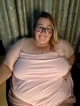 Snapshot of Iceprincess2bad4u chatting on May 2026 05:42:01 PM Iceprincess2bad4u online show from May 2026 05:42:01 PM