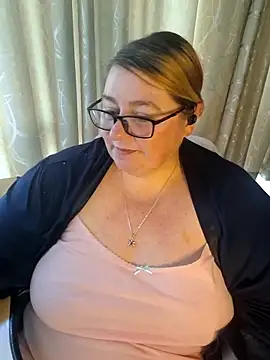 Snapshot of Iceprincess2bad4u chatting on May 2026 06:21:02 AM Iceprincess2bad4u online show from May 2026 06:21:02 AM
