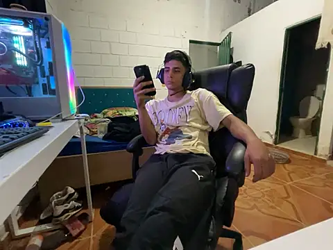 Max TheHorseDick online show from April 2026 04:00:01 AM