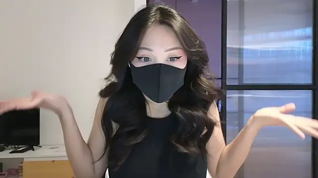 Snapshot of TammiLou chatting on February 2025 04:44:02 AM TammiLou online show from February 2025 04:44:02 AM