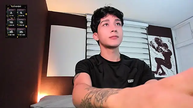 Snapshot of tom_Howard chatting on April 2026 01:03:01 AM tom Howard online show from April 2026 01:03:01 AM