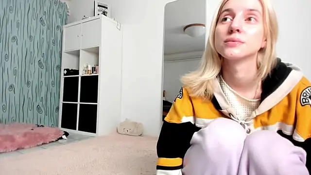 Snapshot of KenzieDawton chatting on December 2024 04:42:02 AM KenzieDawton online show from December 2024 04:42:02 AM