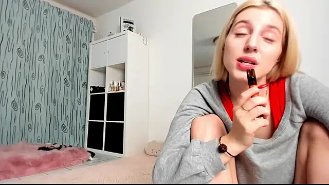 Snapshot of KenzieDawton chatting on December 2024 04:42:02 AM KenzieDawton online show from December 2024 04:42:02 AM