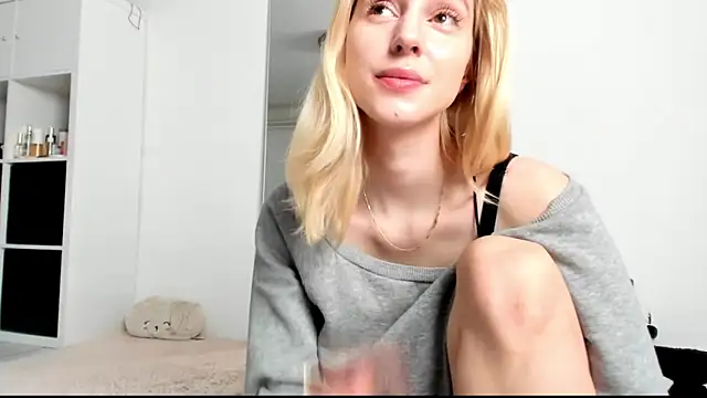 Snapshot of KenzieDawton chatting on December 2024 04:41:02 AM KenzieDawton online show from December 2024 04:41:02 AM