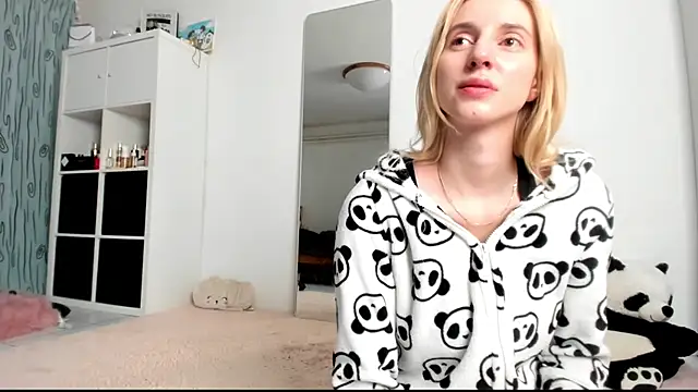 Snapshot of KenzieDawton chatting on January 2025 05:23:02 AM KenzieDawton online show from January 2025 05:23:02 AM