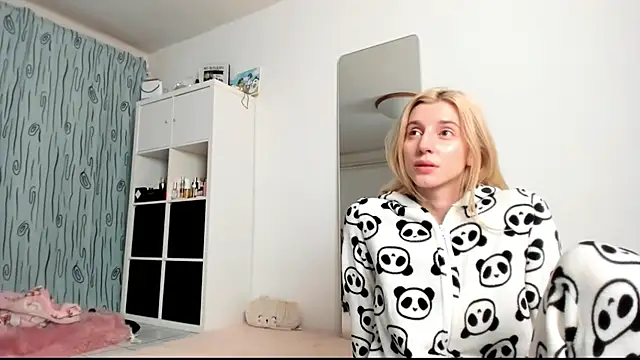 Snapshot of KenzieDawton chatting on January 2025 05:15:02 AM KenzieDawton online show from January 2025 05:15:02 AM