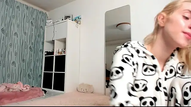 Snapshot of KenzieDawton chatting on January 2025 05:20:02 AM KenzieDawton online show from January 2025 05:20:02 AM