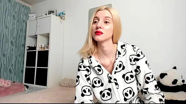 Snapshot of KenzieDawton chatting on January 2025 05:03:01 AM KenzieDawton online show from January 2025 05:03:01 AM