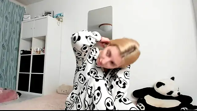 Snapshot of KenzieDawton chatting on January 2025 05:10:01 AM KenzieDawton online show from January 2025 05:10:01 AM