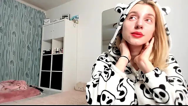 Snapshot of KenzieDawton chatting on January 2025 05:15:02 AM KenzieDawton online show from January 2025 05:15:02 AM