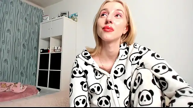 Snapshot of KenzieDawton chatting on January 2025 05:14:02 AM KenzieDawton online show from January 2025 05:14:02 AM