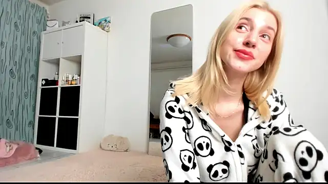 Snapshot of KenzieDawton chatting on January 2025 05:19:02 AM KenzieDawton online show from January 2025 05:19:02 AM