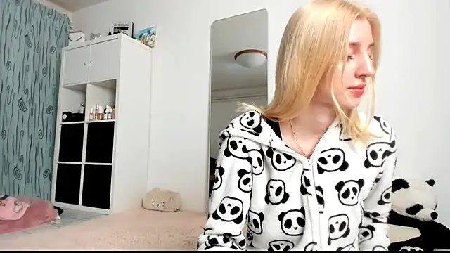 Snapshot of KenzieDawton chatting on February 2025 05:29:02 AM KenzieDawton online show from February 2025 05:29:02 AM