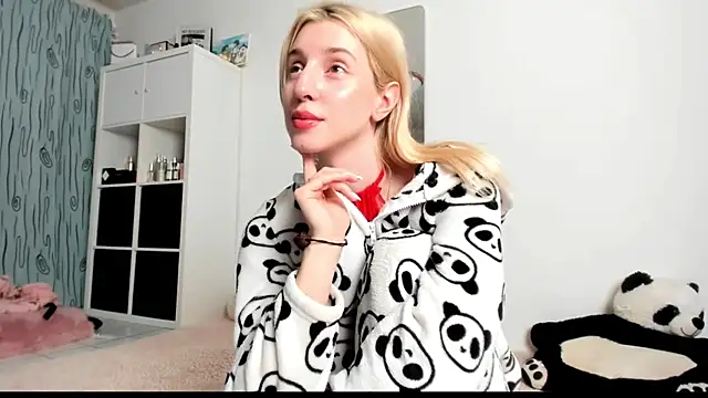 Snapshot of KenzieDawton chatting on February 2025 05:56:01 AM KenzieDawton online show from February 2025 05:56:01 AM