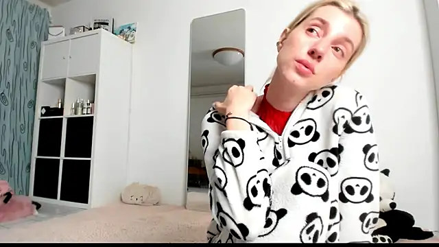 Snapshot of KenzieDawton chatting on February 2025 06:16:02 AM KenzieDawton online show from February 2025 06:16:02 AM