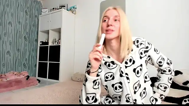 Snapshot of KenzieDawton chatting on February 2025 06:32:02 PM KenzieDawton online show from February 2025 06:32:02 PM