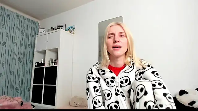 Snapshot of KenzieDawton chatting on February 2025 05:02:02 AM KenzieDawton online show from February 2025 05:02:02 AM